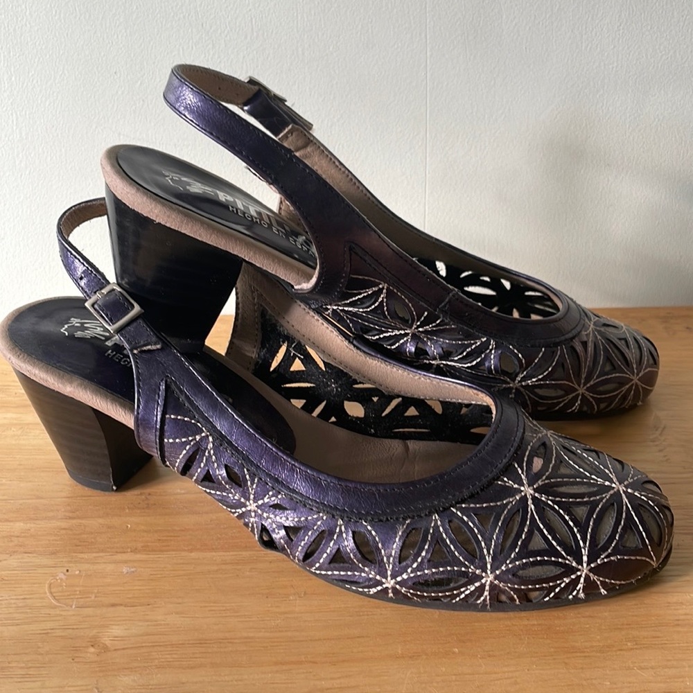 🇪🇸  Pitillos Leather Navy & Silver Sling-Back Closed Toe Sandals, Size 7
